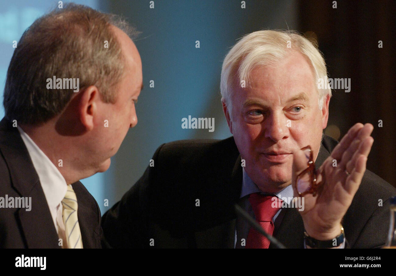 Chris Patten (à droite), président de la Commission européenne des relations extérieures et ancien ministre conservateur, s'entretient avec le président du Conseil du Barreau, Matthias Kelly QC, lors de la conférence et de l'exposition du Barreau de 2003 à l'hôtel Royal Lancaster de Londres. L'événement comprenait des ateliers et des débats sur l'avenir du droit et de la profession juridique. Banque D'Images