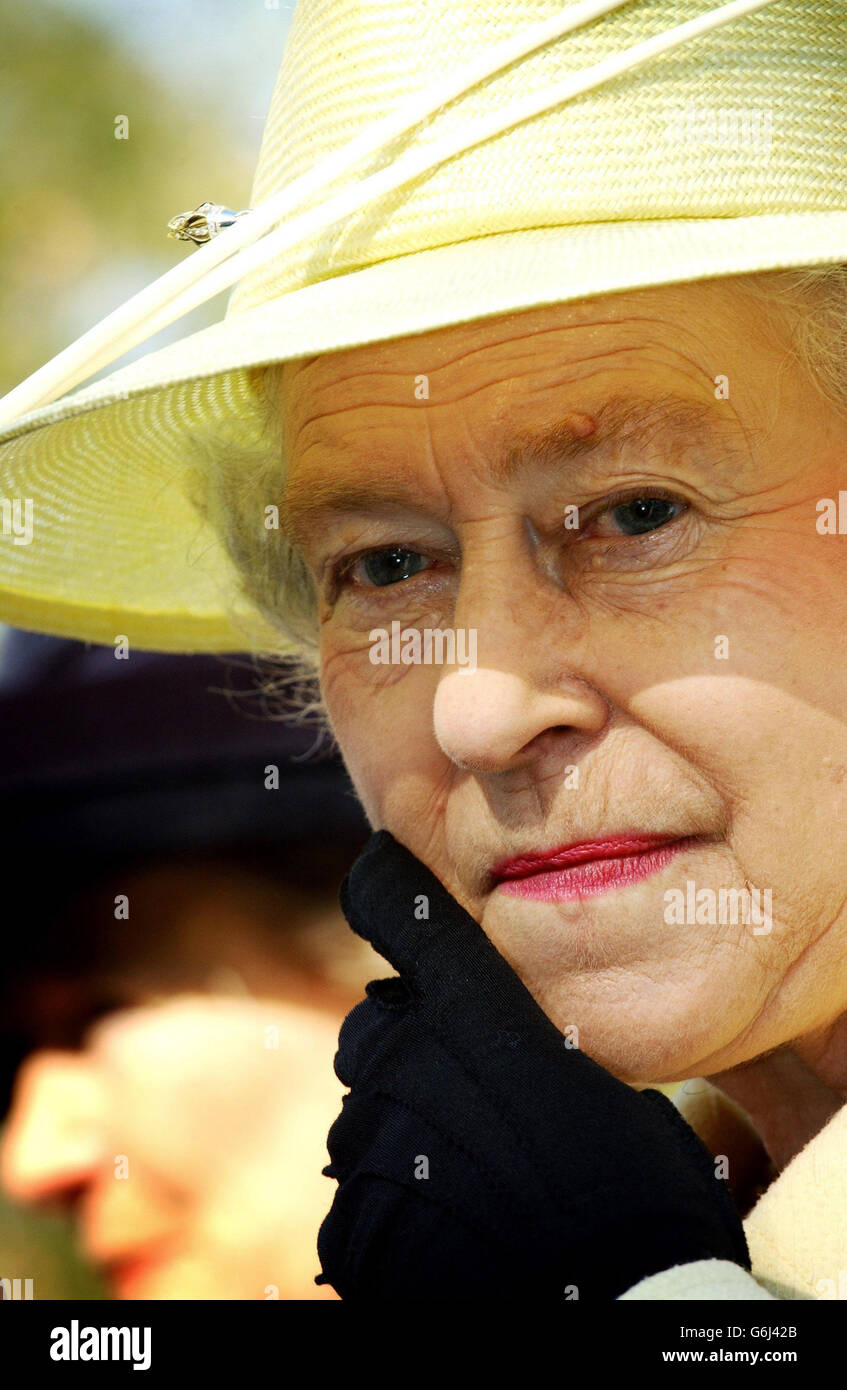 La reine Elizabeth II dans Enfield Banque D'Images