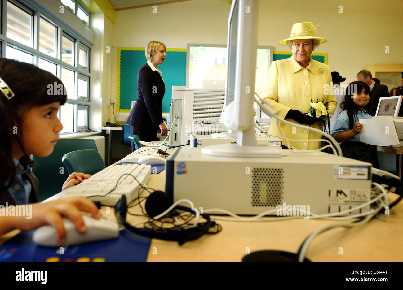 La reine Elizabeth II de Grande-Bretagne regarde les élèves en utilisant des ordinateurs dans la salle informatique de l'école primaire de Keys Meadow, une nouvelle école primaire d'Enfield Lock. * lors de la visite du quartier d'Enfield à Londres, la Reine et le duc d'Édimbourg ont dévoilé une plaque au marché municipal commémorant les longues liaisons commerciales de la région. Enfield a obtenu sa première charte de marché il y a 700 ans en 1303, et en 1632, les autorités paroissiales ont créé une place centrale du marché. Le couple royal a participé à une promenade et a rencontré les résidents locaux avant d'ouvrir une nouvelle caisse de crédit dans la salle de jeux. Banque D'Images