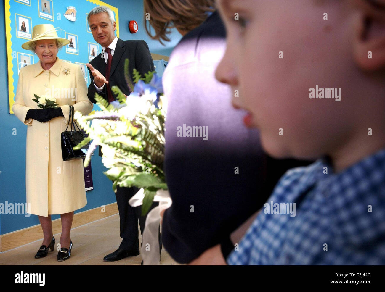 La reine Elizabeth II de Grande-Bretagne visite l'école primaire de Keys Meadow, une nouvelle école primaire pour plus de 400 élèves à Enfield Lock, avec le directeur Lawrence Price. * lors de la visite du quartier d'Enfield à Londres, la Reine et le duc d'Édimbourg ont dévoilé une plaque au marché municipal commémorant les longues liaisons commerciales de la région. Enfield a obtenu sa première charte de marché il y a 700 ans en 1303, et en 1632, les autorités paroissiales ont créé une place centrale du marché. Le couple royal a participé à une promenade et a rencontré les résidents locaux avant d'ouvrir une nouvelle caisse de crédit dans la salle de jeux. Banque D'Images