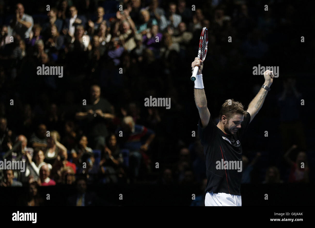 Stanislas Wawrinka célèbre sa victoire contre David Ferrer lors du cinquième jour des finales du Barclays ATP World Tour à l'O2 Arena, Londres. Banque D'Images