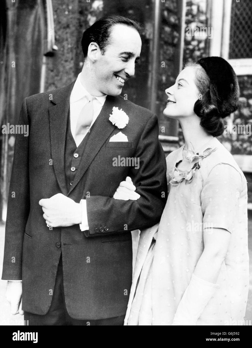 L'acteur Christopher Lee, âgé de 38 ans, quitte l'église St Michael's Church à Chester Square, Londres, avec sa nouvelle femme Birgit Kroencke, designer de mode danois. Banque D'Images