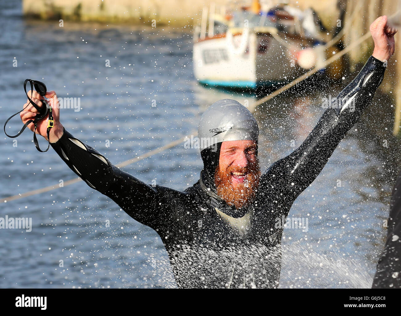 Sean Conway, nageur de charité, 32 ans, arrivant à John O'Groats, dans le nord de l'Écosse, après avoir été la première personne à nager de Lands End à John O'Groats. Banque D'Images