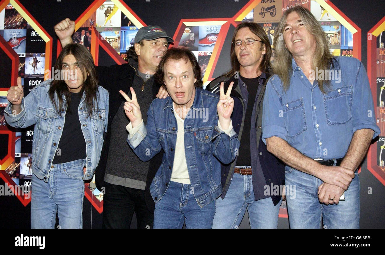 Rock group AC/DC, de gauche à droite; Malcolm Young, Brian Johnson, Angus Young, Phil Rudd et Cliff Williams posent pour les photographes de Carling Apollo Hammersmith à Londres, lors d'un phocall devant leur concert à la même adresse plus tard ce soir. Banque D'Images