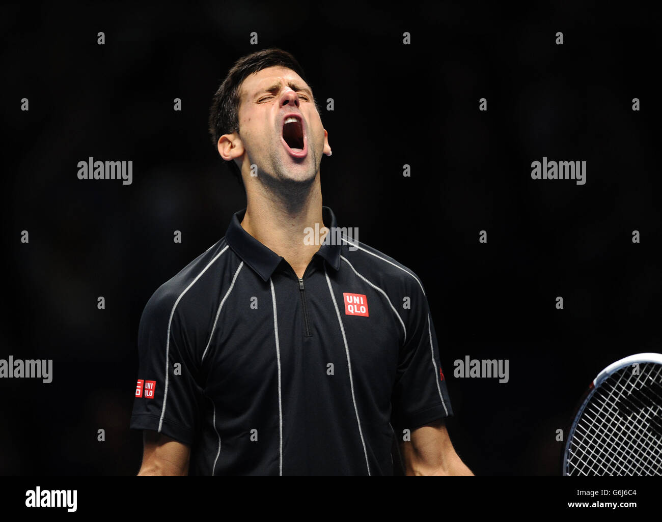 Le Novak Djokovic de Serbie réagit au cours du huitième jour des finales du Barclays ATP World Tour à l'O2 Arena de Londres. Banque D'Images