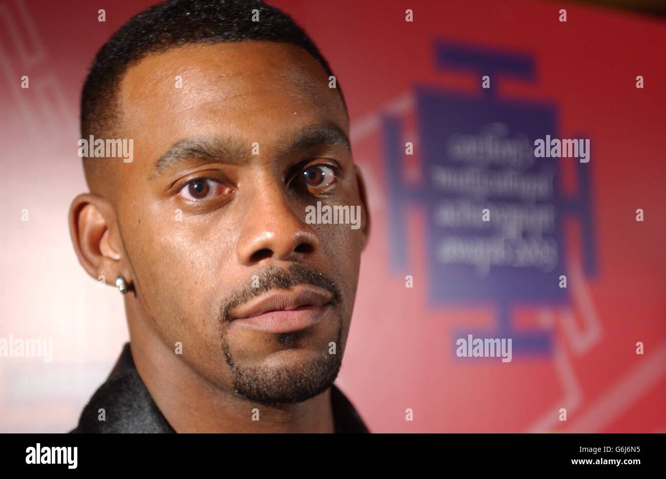 Richard Blackwood arrive pour le Multicultural Achievement Awards 2003 de Carlton à po Na Na dans l'ouest de Londres. L’événement annuel, qui en est à sa troisième année, reconnaît les jeunes qui façonnent la Grande-Bretagne moderne. Banque D'Images