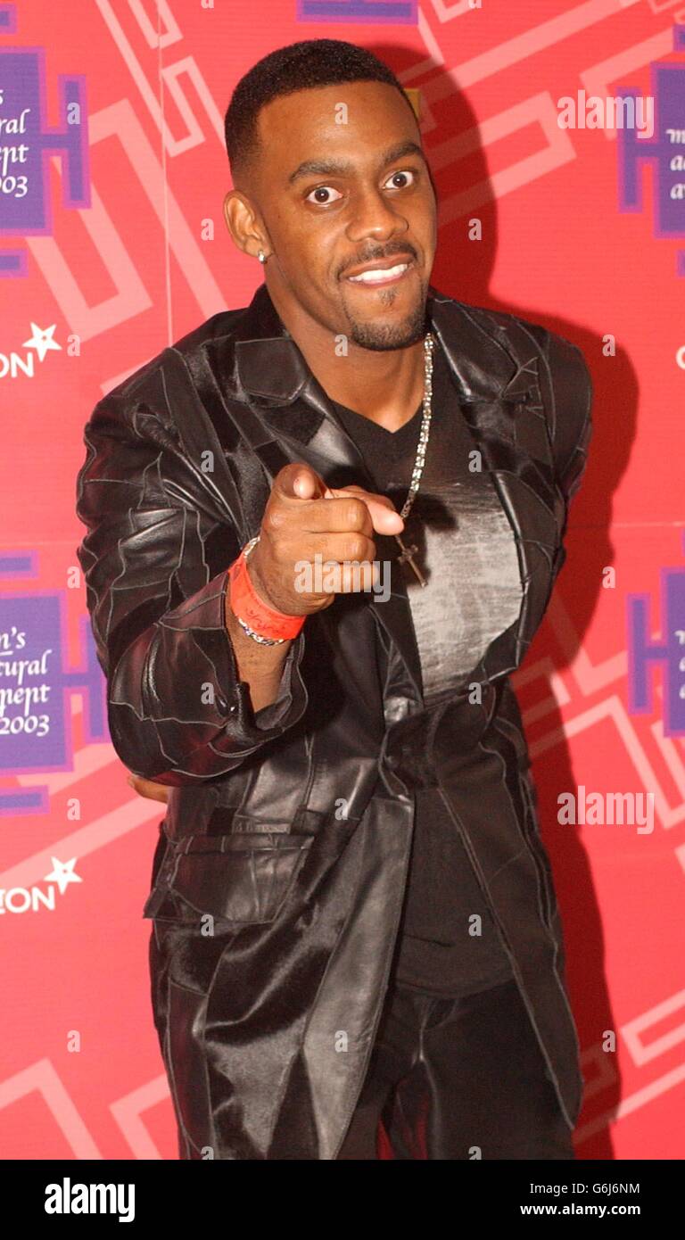 Richard Blackwood arrive pour le Multicultural Achievement Awards 2003 de Carlton à po Na Na dans l'ouest de Londres. L’événement annuel, qui en est à sa troisième année, reconnaît les jeunes qui façonnent la Grande-Bretagne moderne. Banque D'Images