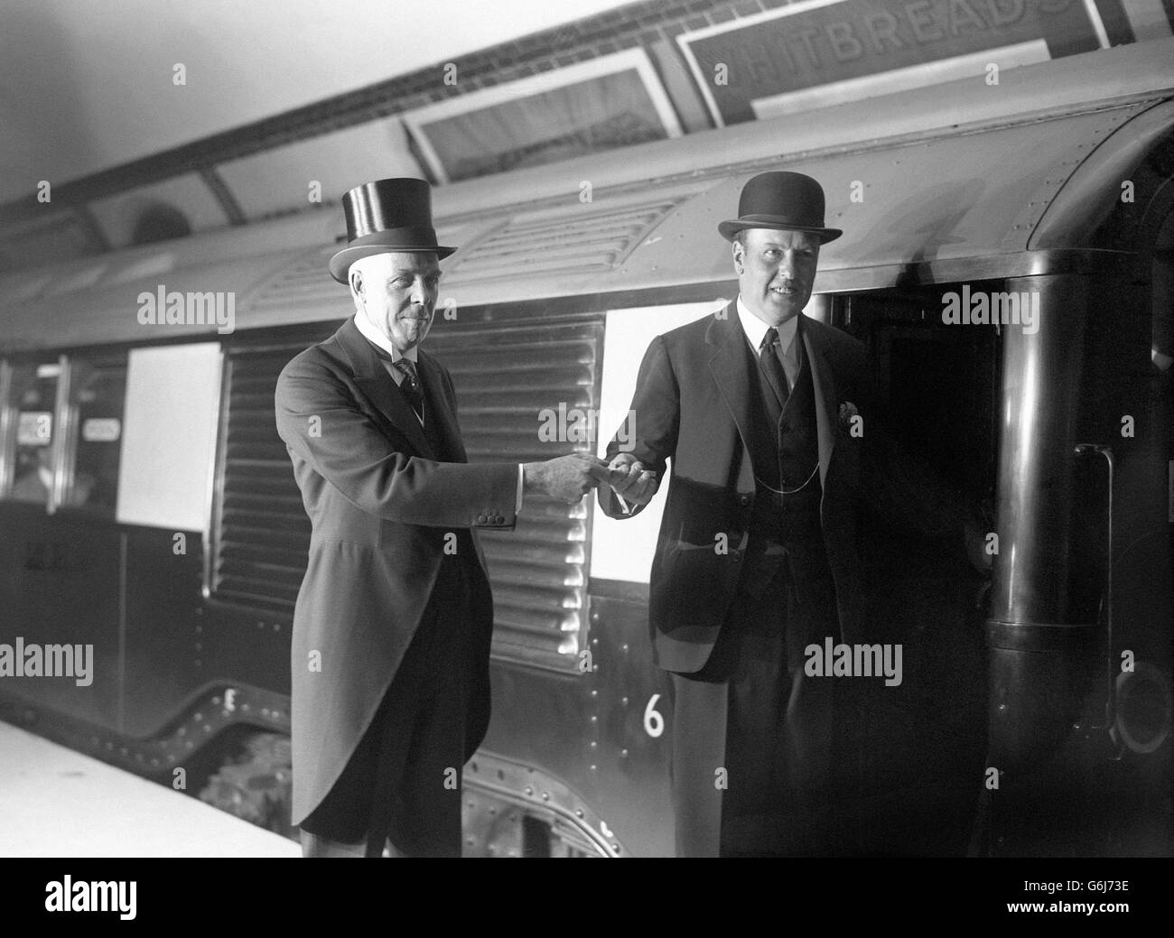 Lord Ashfield remet la clé d'argent au colonel Moore Brabazon lors de l'ouverture du nouveau chemin de fer souterrain avec le plus long tunnel au monde qui s'étend d'East Finchley à Morden sur la ligne nord, Londres. Banque D'Images