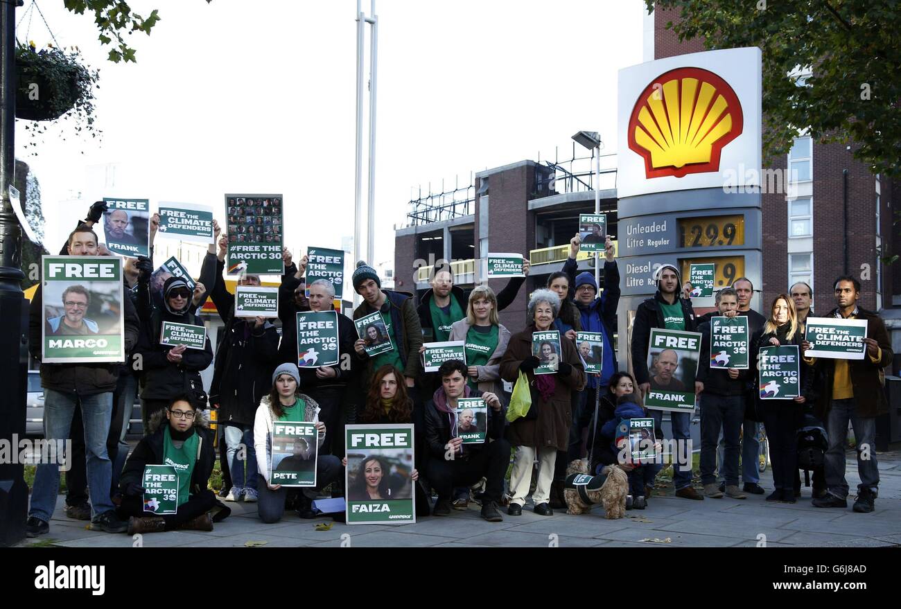 Des militants de Greenpeace protestent devant un garage Shell à Ebury Street, Londres, contre la détention du "Arctic 30" par le gouvernement russe. Banque D'Images