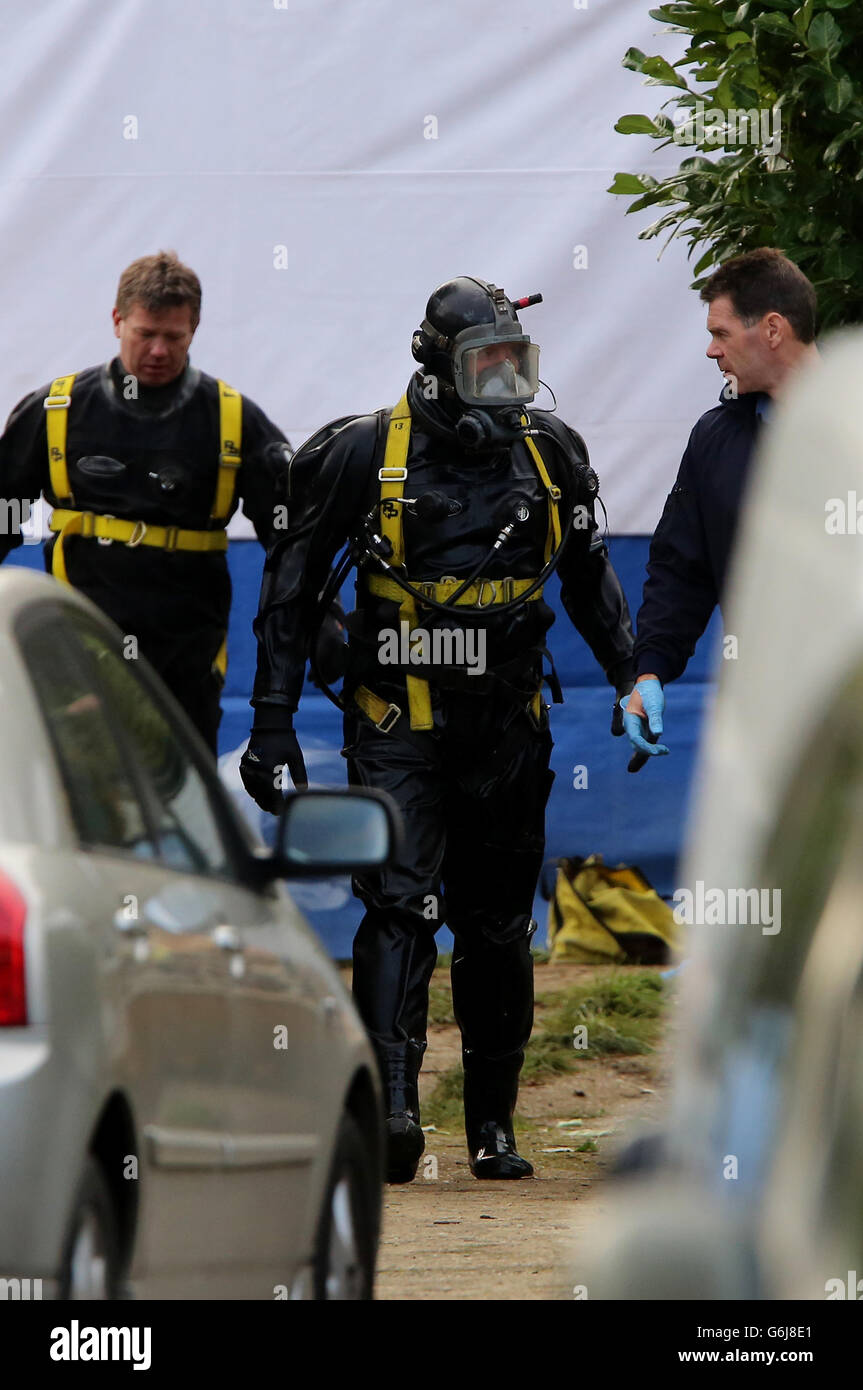 Des officiers de l'équipe de recherche sous-marine et en espace confiné durant l'opération de récupération d'un corps découvert dans le puits d'une propriété sur Audley Drive, Warlingham, Surrey. Banque D'Images
