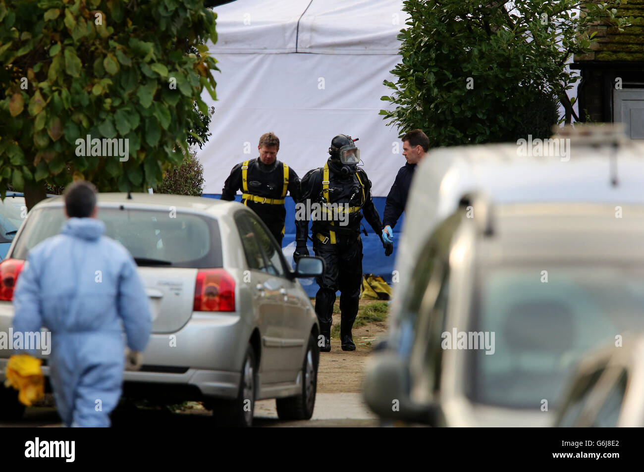 Des officiers de l'équipe de recherche sous-marine et en espace confiné durant l'opération de récupération d'un corps découvert dans le puits d'une propriété sur Audley Drive, Warlingham, Surrey. Banque D'Images