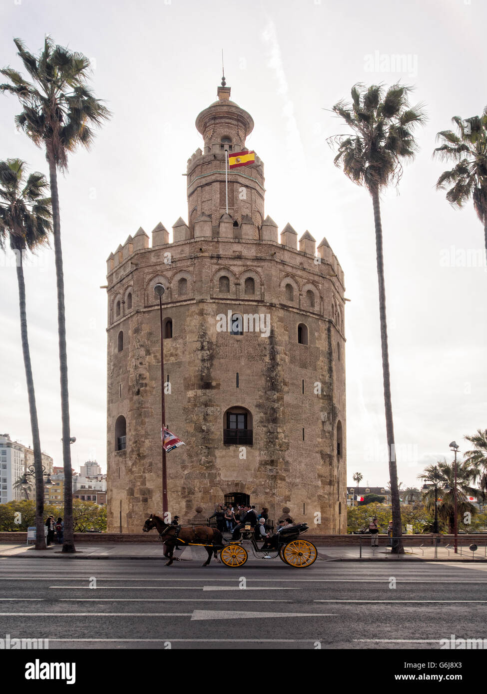 SÉVILLE, ESPAGNE - 14 MARS 2016 : chariot tiré par des chevaux devant la tour Torre del Oro Banque D'Images