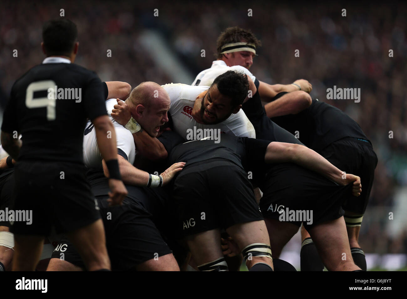 Billy Vunipola (au centre) et Dan Cole, en Angleterre, sont détenus par les Forward de la Nouvelle-Zélande pendant le QBE International au stade de Twickenham, à Londres. Banque D'Images