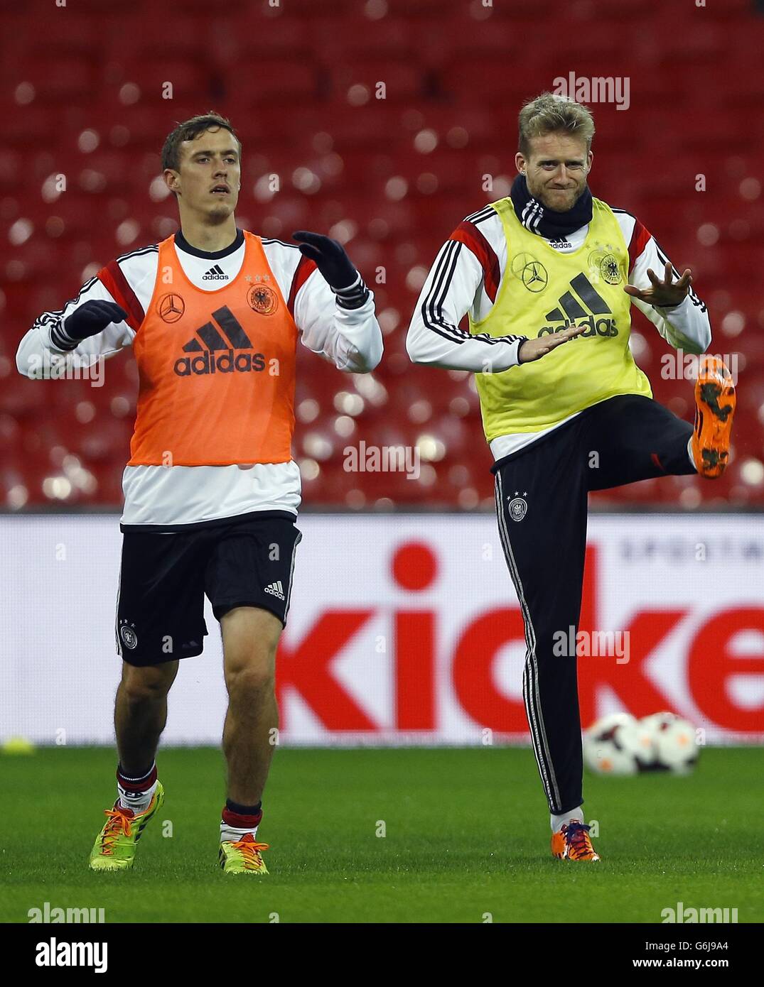 Joueurs de football allemand Max Kruse, gauche, et André Schuerrle réchauffer pendant une session de formation au stade de Wembley à Londres, le lundi, Novembre 18, 2013. L'Allemagne va jouer l'Angleterre dans un match amical match de football au stade de Wembley, mardi. (Photo AP/Kirsty Wigglesworth) Banque D'Images