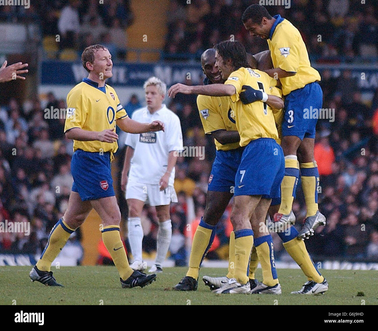 Arsenal célèbre leurs quatre buts à une victoire sur Leeds United comme Alan Smith de Leeds semble abattu, lors du match Barclaycard Premiership à Elland Road, Leeds. Banque D'Images