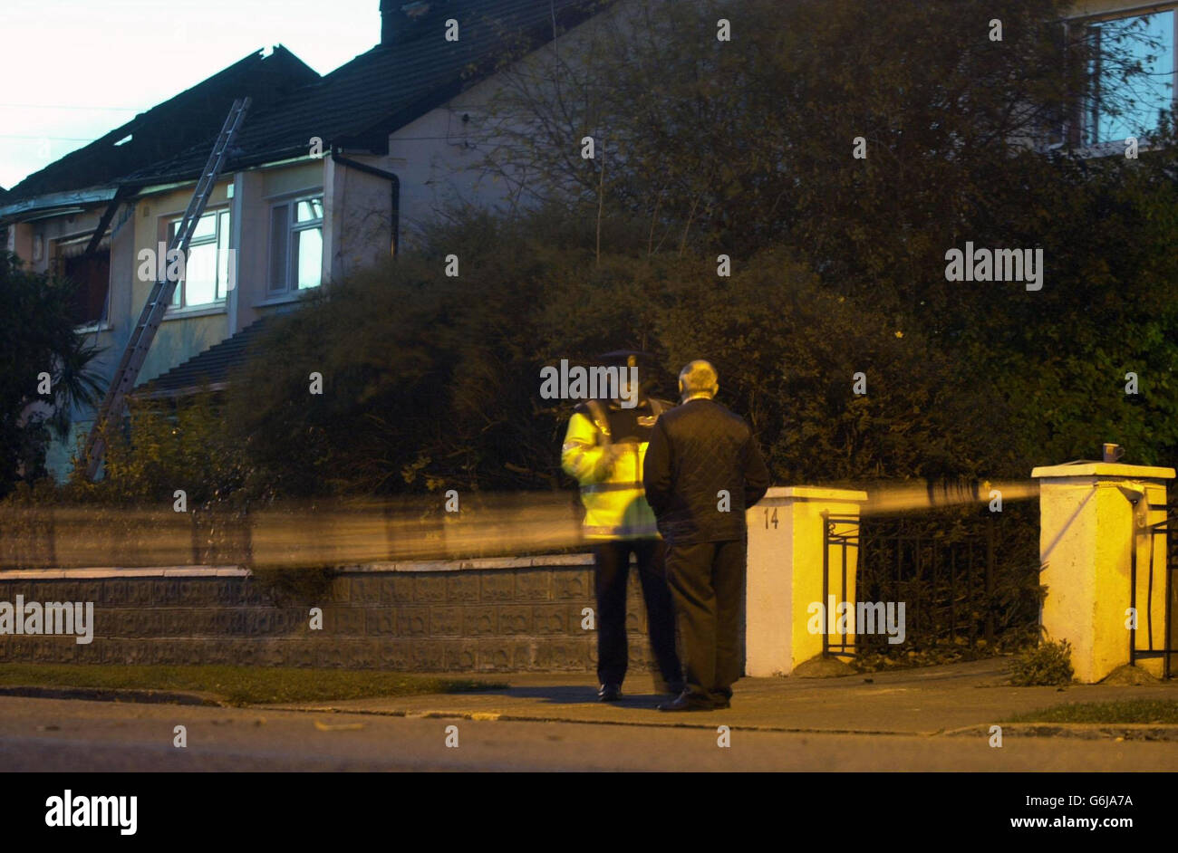 Les polices corden au large de la zone où une explosion s'est produite dans une maison qui aurait été causée par une fuite de gaz à Glendoher Close, Rathfarnham, Dublin, Irlande.Un homme et ses trois enfants sont dans une condition critique à l'hôpital après l'explosion à leur domicile.Un porte-parole de l'hôpital de Tallaght a déclaré que les quatre avaient subi des brûlures et des fractures alors que la mère n'avait pas été blessée dans l'explosion. Banque D'Images