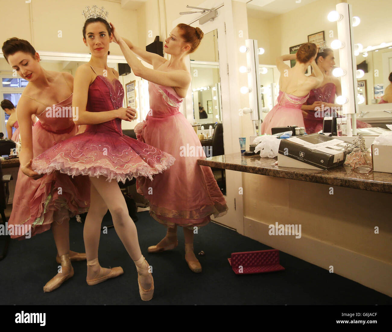 Ballerinas de Ballet Ireland (gauche-droite) Zoe Ashe Browne, Jane Magan et Emma Lister sont les coulisses du théâtre Gaiety, Dublin, qui s'échauffe pour l'ouverture du casse-noisette cette semaine. Banque D'Images