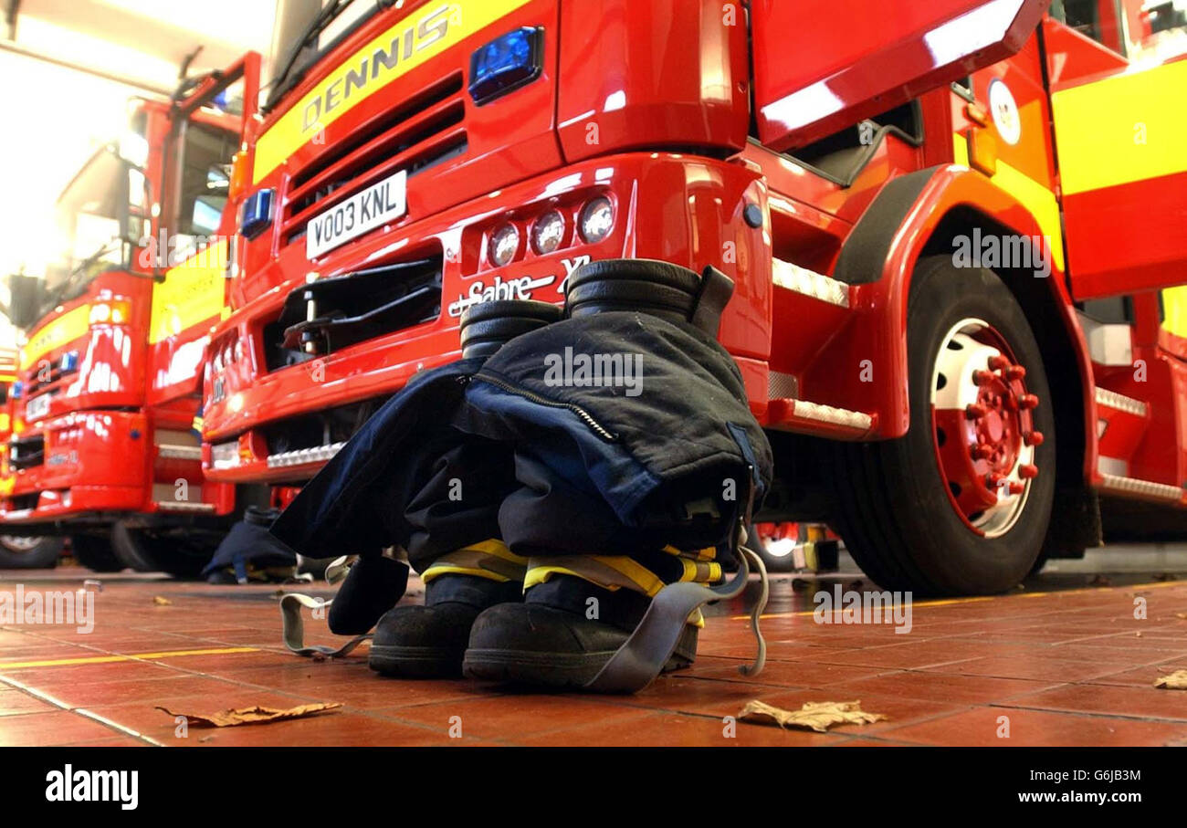 En attente pour un appel d'urgence à la caserne de pompiers de Gloucester, l'action industrielle des chats sauvages par les pompiers se répand alors que la colère continuait de monter sur les salaires, menaçant d'enflammer un nouveau conflit national. Les manifestations se sont étendues à Londres, Cheshire, East Anglia et d'autres parties du pays, touchant environ 35 des 56 brigades de pompiers du Royaume-Uni. Banque D'Images