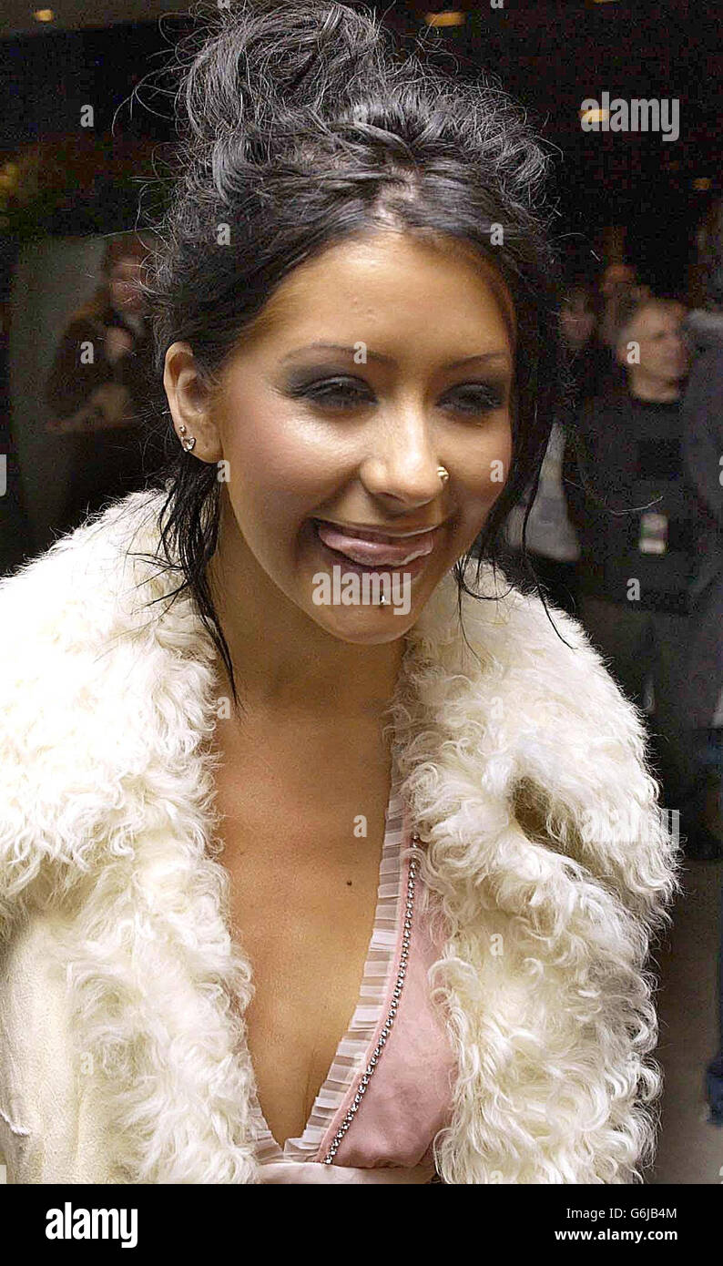 Christina Aguilera quitte l'hôtel Sanderson dans le centre de Londres. La chanteuse interprète son dernier concert à Wembley Arena avant de se rendre à Édimbourg pour accueillir les MTV Europe Music Awards. Banque D'Images