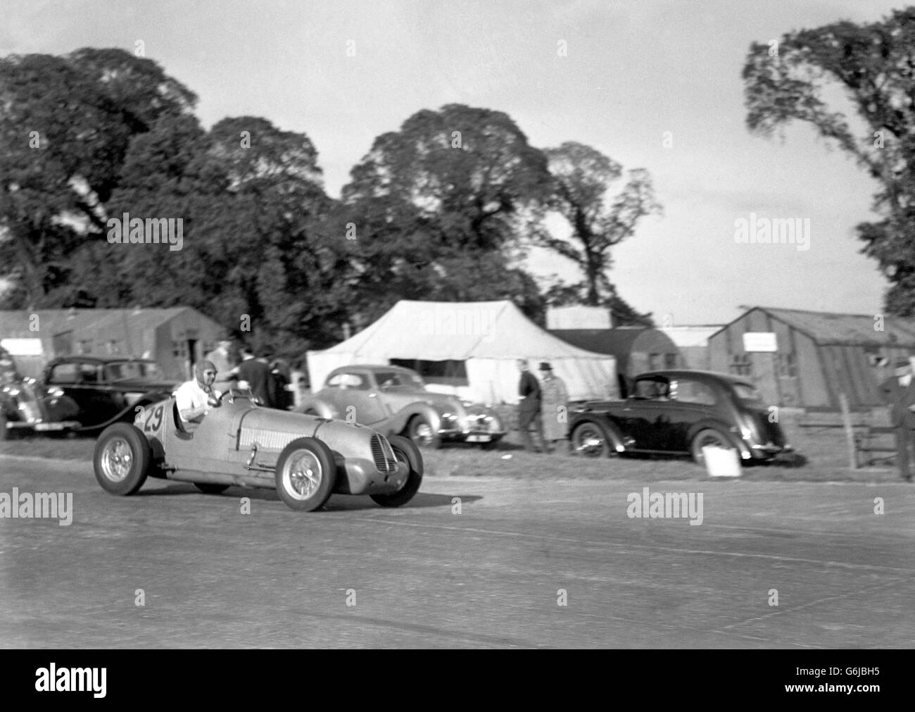 Motor Racing - glorieux Goodwood.Duncan Hamilton, pilote de course britannique, dans son Maserati à Goodwood. Banque D'Images