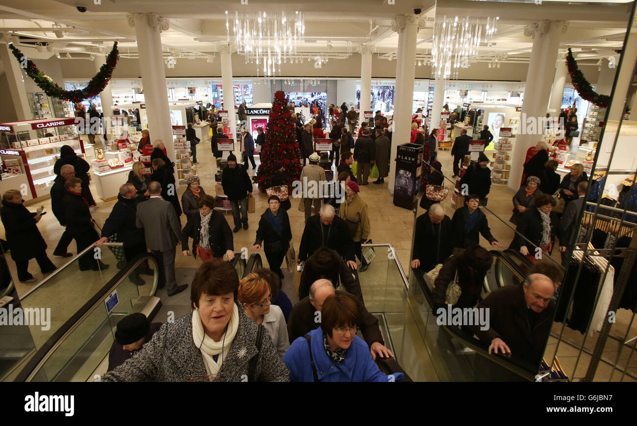 Clerys à O'Connell Street, Dublin, rouvre pour les acheteurs juste à temps pour la période de Noël après avoir été fermé en juillet après une inondation. Une section du toit du magasin est tombée lors de la pluie torrentielle et des orages en juillet et 86 employés ont ensuite été temporairement mis à pied pendant au moins quatre semaines pour permettre des réparations. Banque D'Images