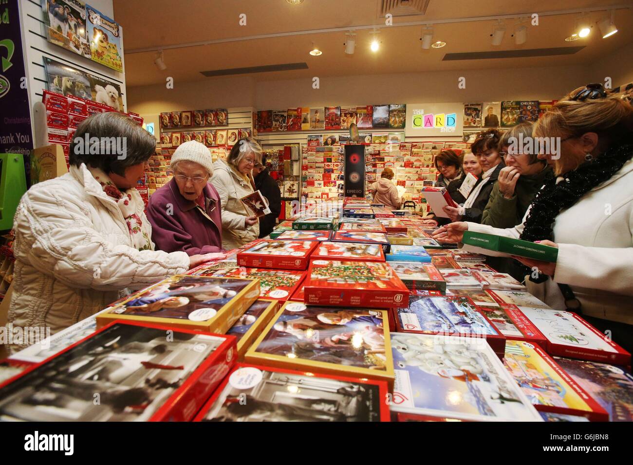 Les gens qui achètent des cartes de noël à Clerys dans O'Connell Street, Dublin, qui a rouvert aujourd'hui pour les acheteurs juste à temps pour la ruée de Noël après avoir été fermé en juillet après une inondation. Une section du toit du magasin est tombée lors de la pluie torrentielle et des orages en juillet et 86 employés ont ensuite été temporairement mis à pied pendant au moins quatre semaines pour permettre des réparations. Banque D'Images