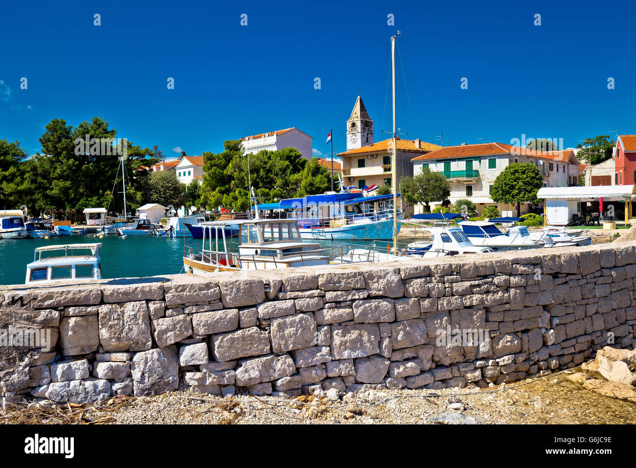 Sveti Filip i Jakov village waterfront view, Dalmatie, Croatie Banque D'Images