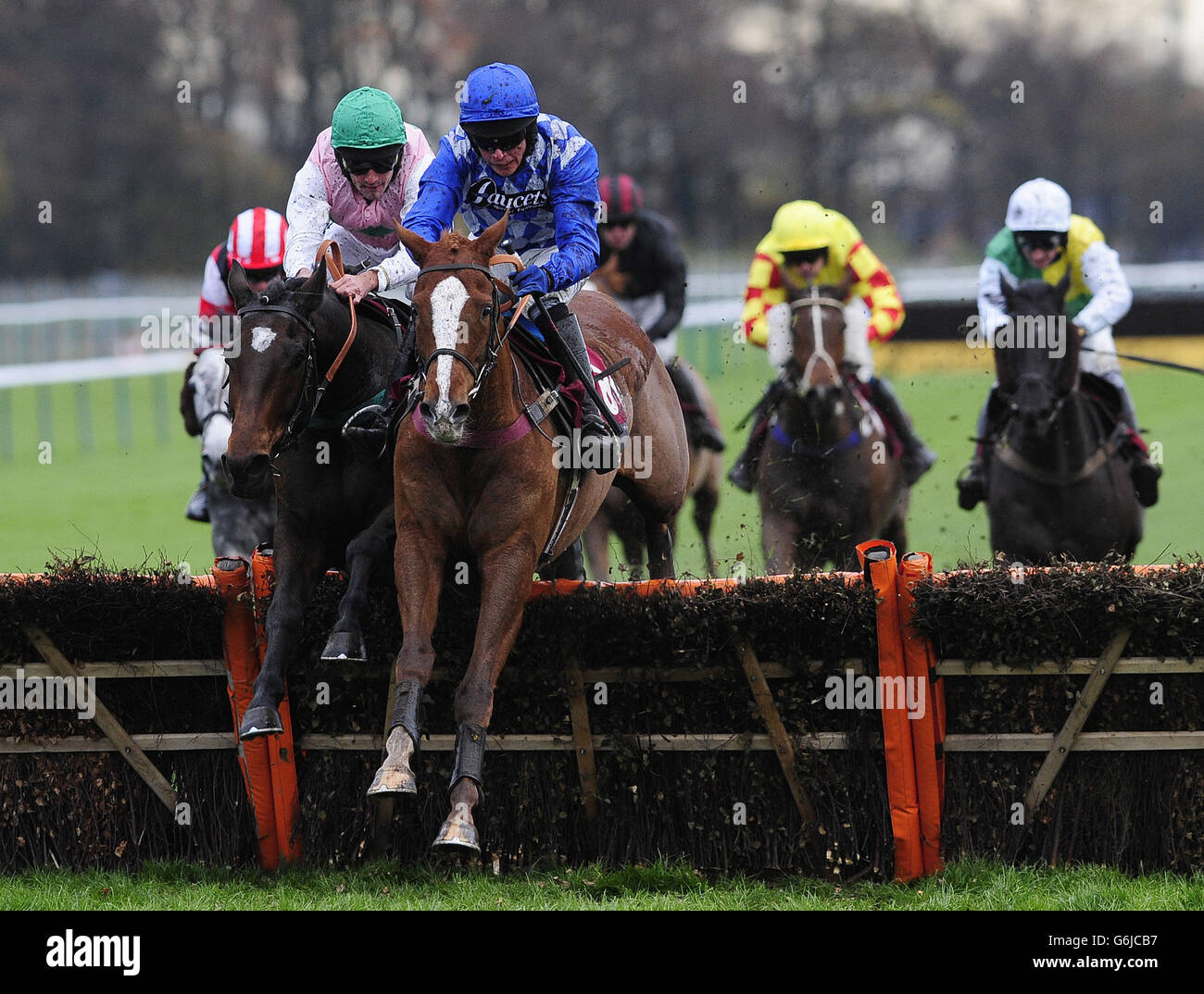 Moujik Borget et Liam Treadwell (au centre) sautent le dernier obstacle et gagnent les gains de vos multiples de samedi avec l'obstacle Betfair handicap pendant le festival Betfair Chase au champ de courses de Haydock Park, Newton-le-Willows. Banque D'Images