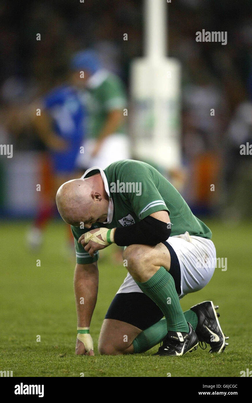 Le capitaine irlandais Keith Wood tombe au genou après que son équipe ait marqué son dernier essai lors de sa défaite de 43-21 par la France lors du match de quart de finale de la coupe du monde de rugby au Telstra Dome, Melbourne, Australie. Pas d'utilisation de téléphone mobile, les sites Internet ne peuvent utiliser qu'une image toutes les cinq minutes pendant le match : Banque D'Images