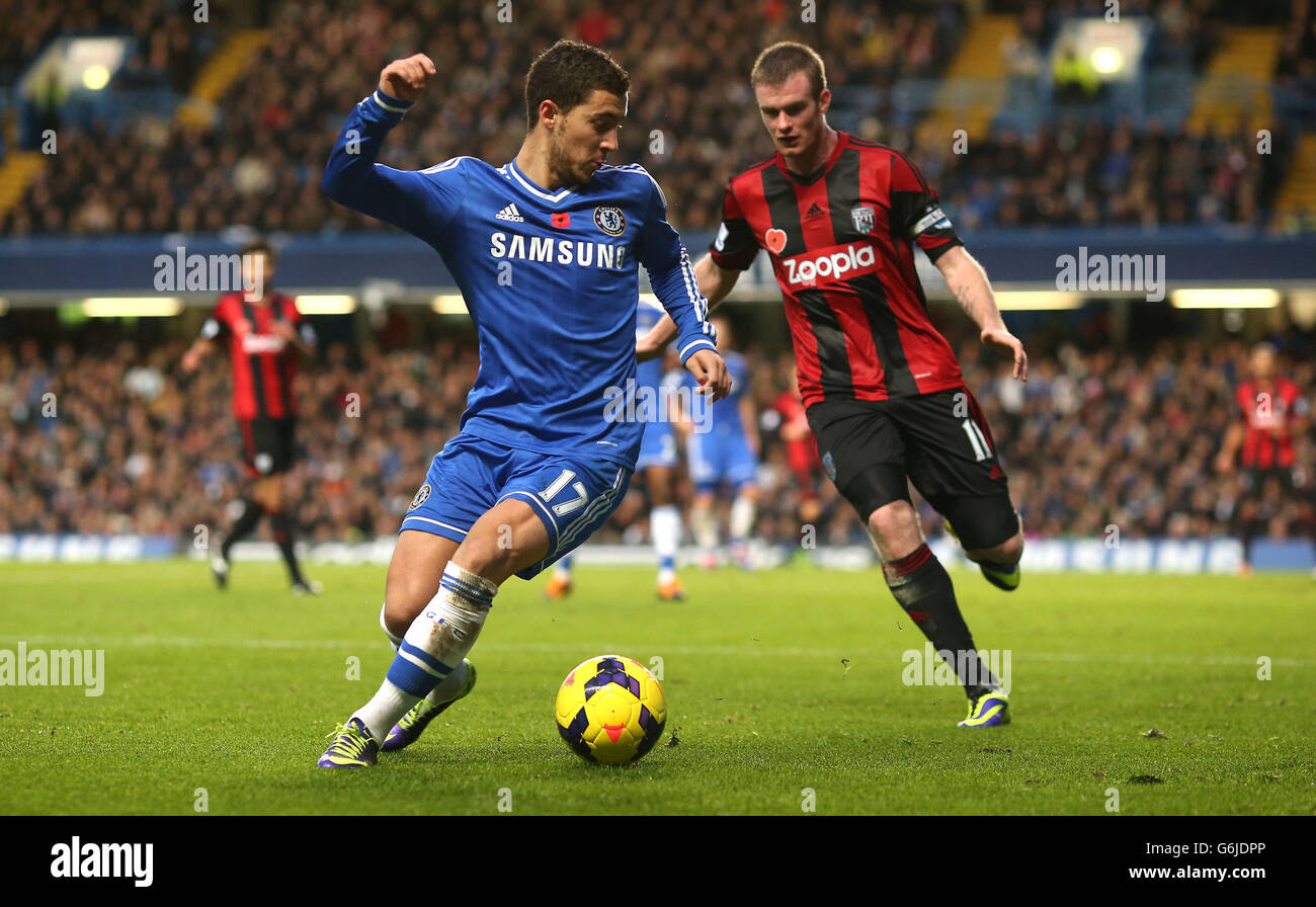 Eden Hazard de Chelsea et Chris Brunt de West Bromwich Albion se disputent le ballon lors du match de la Barclays Premier League à Stamford Bridge, Londres. Banque D'Images