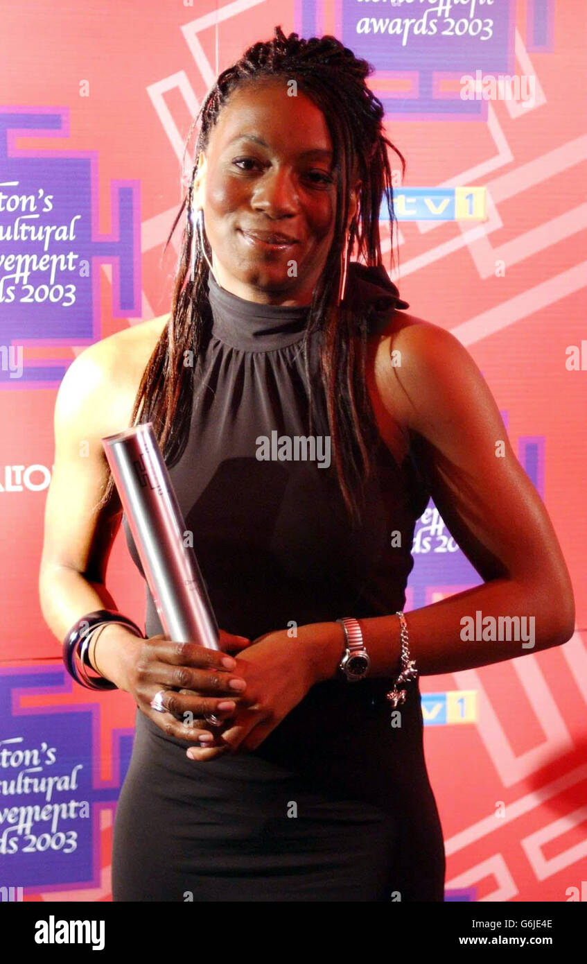 Dawn Reid avec son prix pour les arts de la scène lors du Multicultural Achievement Awards 2003 de Carlton au po Na Na à l'ouest de Londres. L’événement annuel, qui en est à sa troisième année, reconnaît les jeunes qui façonnent la Grande-Bretagne moderne. Banque D'Images