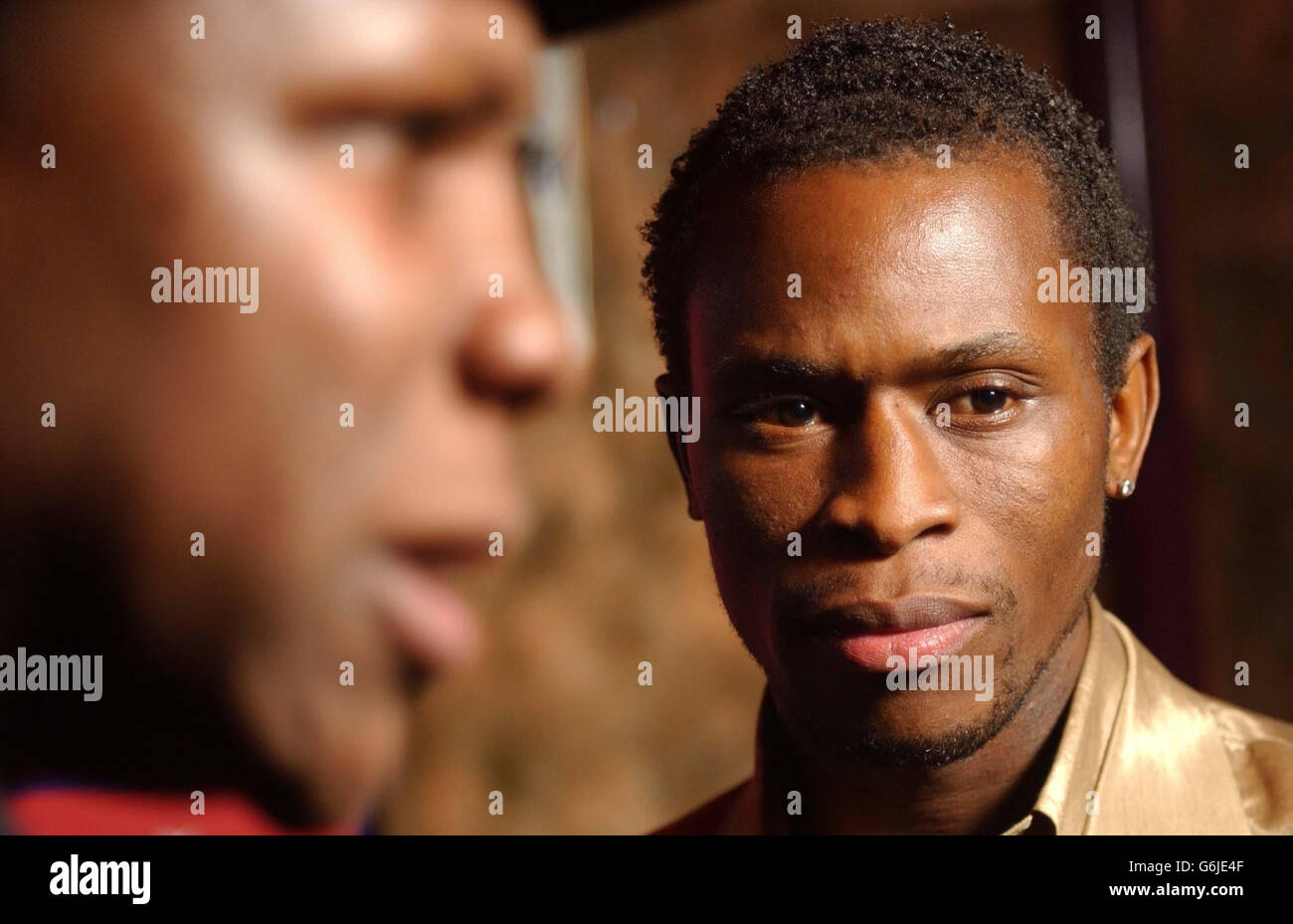 Chris Eubank (à gauche) avec Tony Cesay, lauréat du Sport Award, lors du Multicultural Achievement Awards 2003 de Carlton au po Na Na dans l'ouest de Londres. L’événement annuel, qui en est à sa troisième année, reconnaît les jeunes qui façonnent la Grande-Bretagne moderne. Banque D'Images