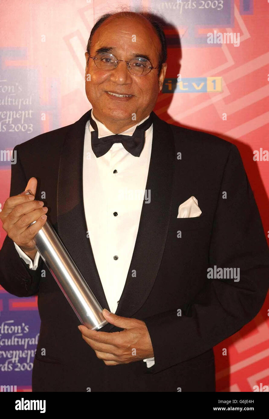 Anwar Pervez avec son prix pour Imput to Business exceptionnel lors du Multicultural Achievement Awards 2003 de Carlton au po Na Na dans l'ouest de Londres. L’événement annuel, qui en est à sa troisième année, reconnaît les jeunes qui façonnent la Grande-Bretagne moderne. Banque D'Images