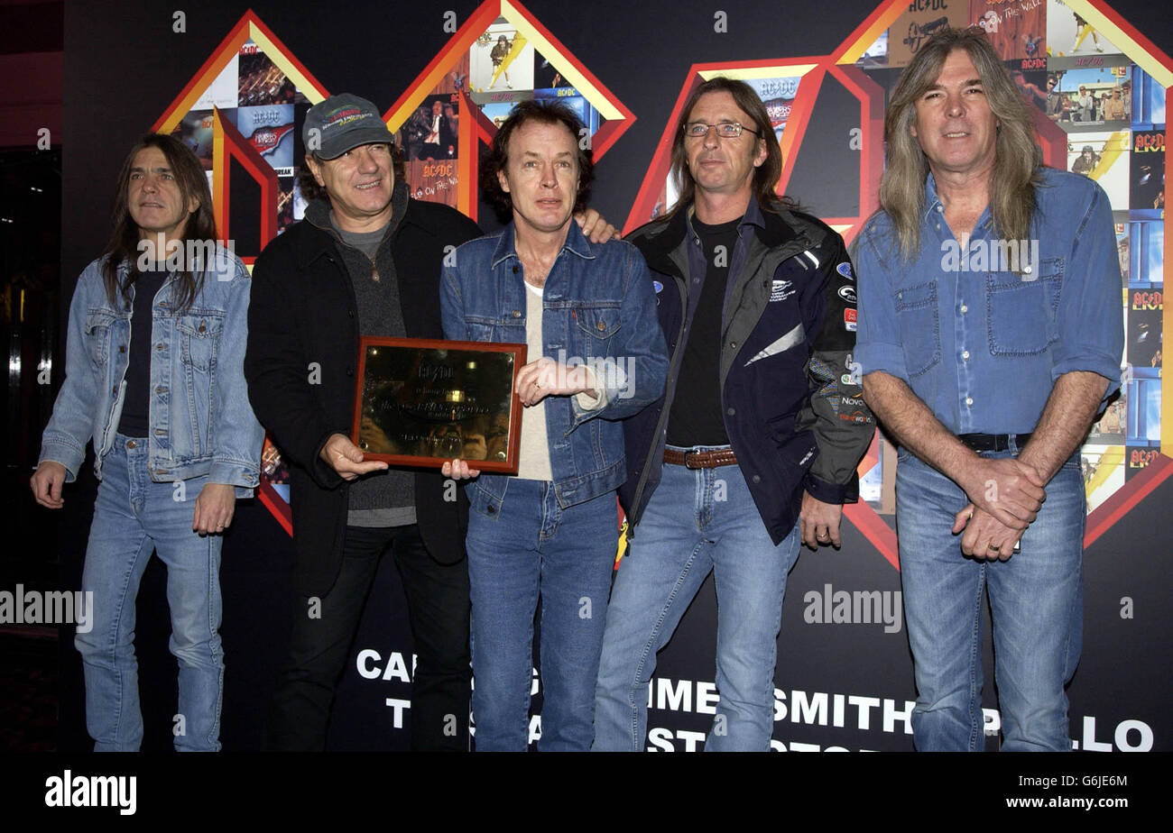 Rock group AC/DC, de gauche à droite; Malcolm Young, Brian Johnson, Angus Young, Phil Rudd et Cliff Williams posent pour les photographes de Carling Apollo Hammersmith à Londres, lors d'un phocall devant leur concert à la même adresse plus tard ce soir. Banque D'Images
