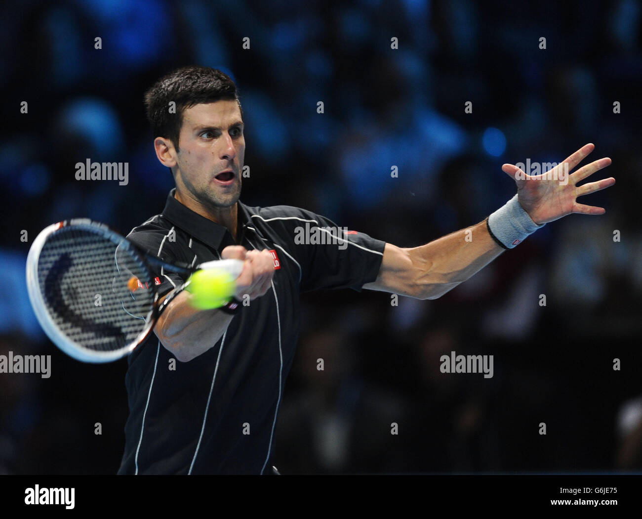 Novak Djokovic en Serbie en action contre Rafael Nadal en Espagne pendant le huitième jour des finales du Barclays ATP World Tour à l'O2 Arena, Londres. APPUYEZ SUR ASSOCIATION photo. Date de la photo: Lundi 11 novembre 2013. Voir PA Story TENNIS Londres. Le crédit photo devrait se lire comme suit : Adam Davy/PA Wire Banque D'Images