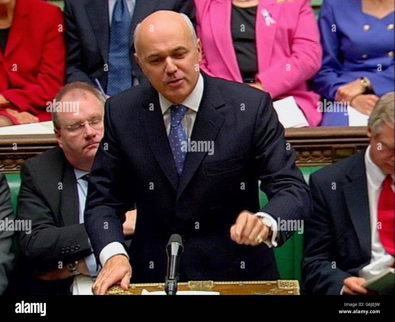Capture vidéo du chef de l'opposition, Iain Duncan Smith, parlant à la Chambre des communes, à Londres, pendant les questions du premier ministre. Banque D'Images