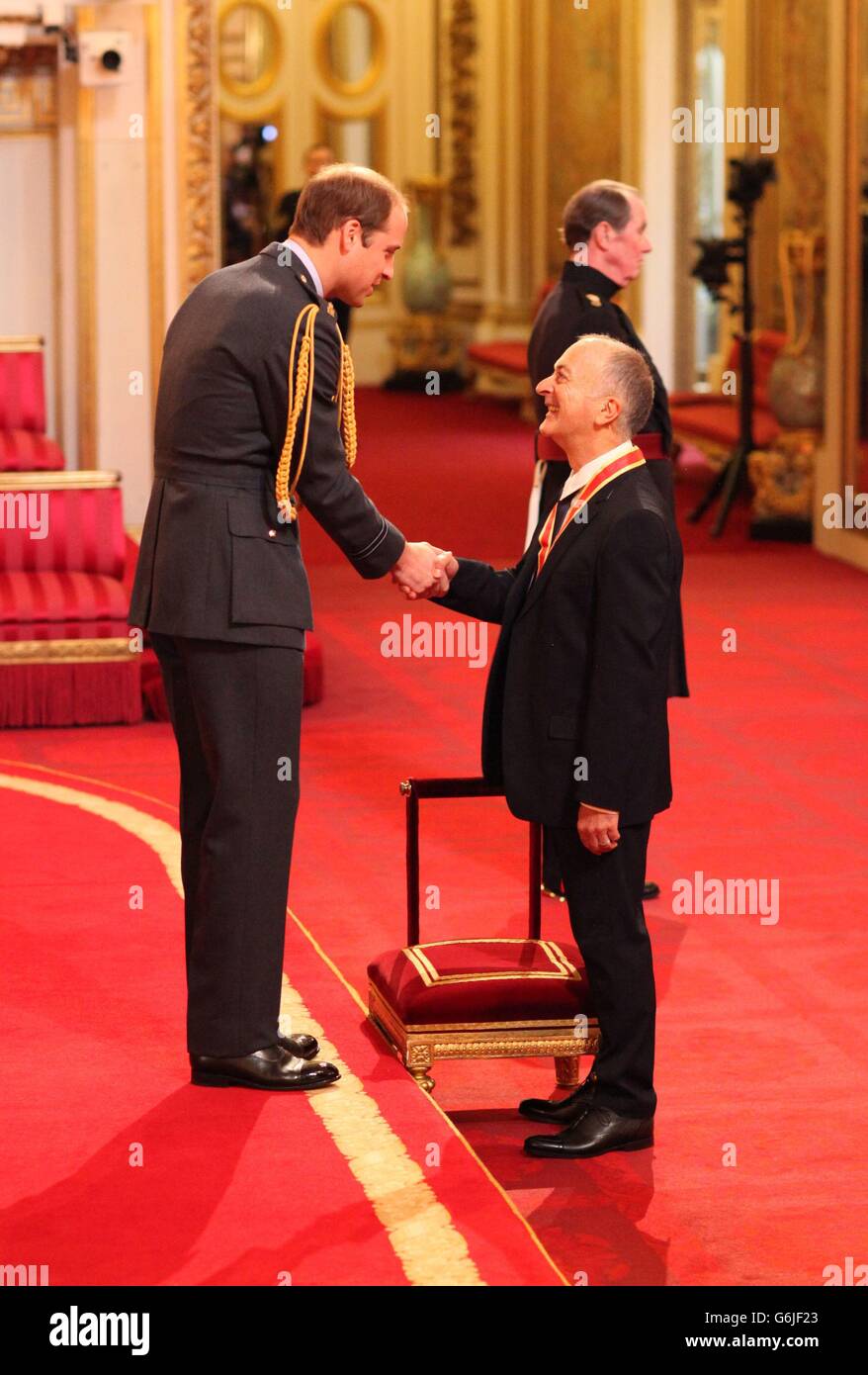 Sir Tony Robinson est chevalier par le duc de Cambridge lors d'une cérémonie d'investiture à Buckingham Palace, dans le centre de Londres. Banque D'Images