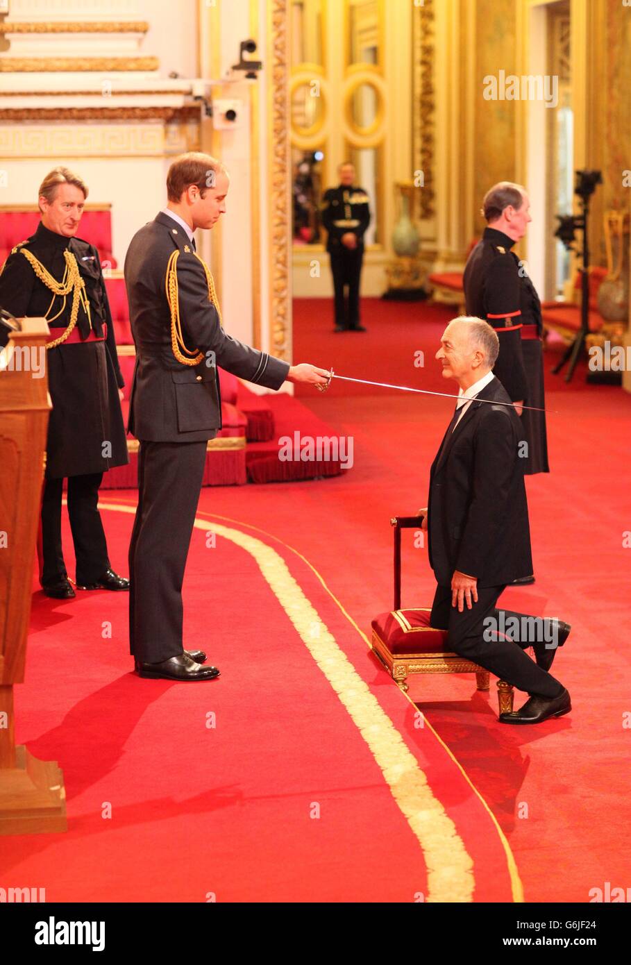 Sir Tony Robinson est chevalier par le duc de Cambridge lors d'une cérémonie d'investiture à Buckingham Palace, dans le centre de Londres. Banque D'Images