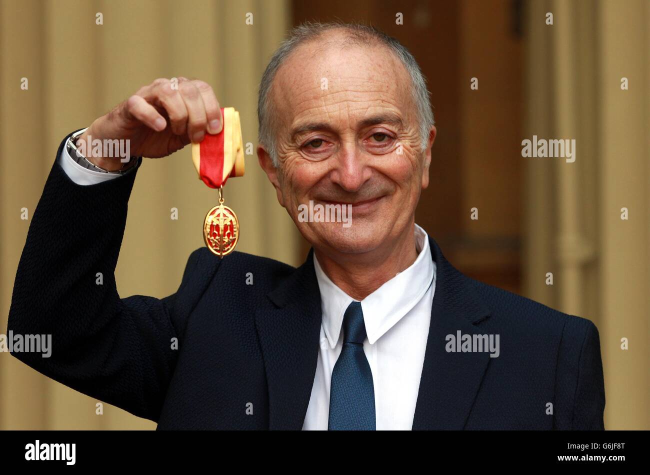 Sir Tony Robinson tient sa médaille après avoir été fait chevalier par le duc de Cambridge lors d'une cérémonie d'investiture à Buckingham Palace, dans le centre de Londres. Banque D'Images