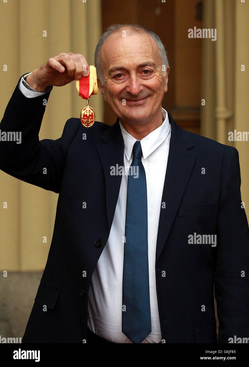 Sir Tony Robinson tient sa médaille après avoir été fait chevalier par le duc de Cambridge lors d'une cérémonie d'investiture à Buckingham Palace, dans le centre de Londres. Banque D'Images