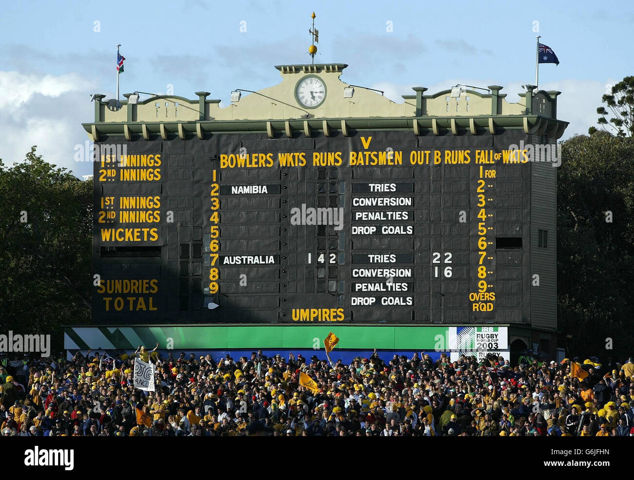 Le tableau de bord du cricket de l'Adelaide Oval montre le score final de la victoire de l'Australie en 142-0 sur la Namibie lors de leur match de rugby à XV. PAS D'UTILISATION DE TÉLÉPHONE MOBILE. LES SITES INTERNET NE PEUVENT UTILISER QU'UNE IMAGE TOUTES LES CINQ MINUTES PENDANT LE MATCH Banque D'Images