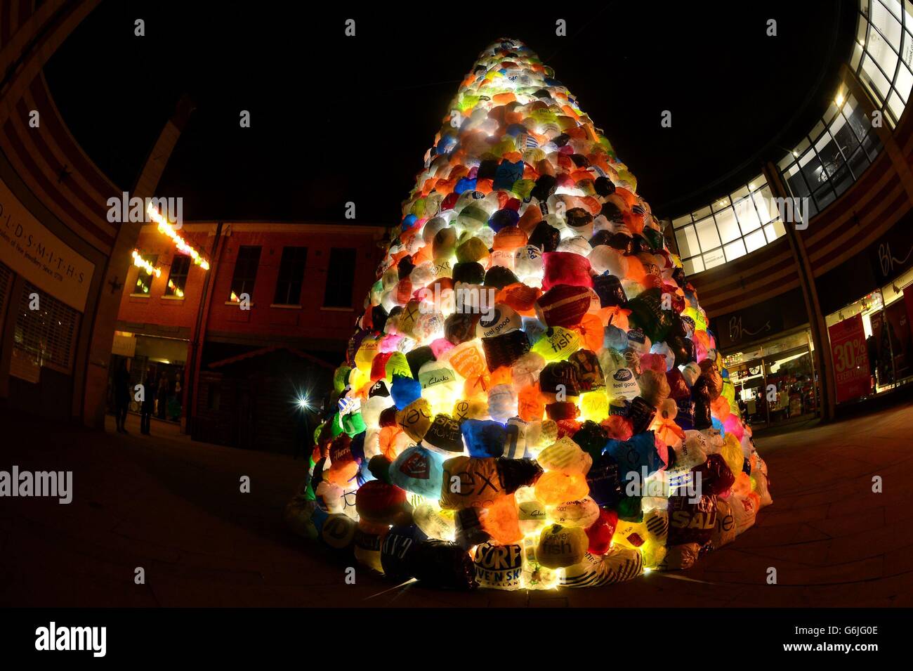 « arbre de Noël consumériste » fabriqué à partir de milliers de sacs en plastique jetés offerts par le public pour faire des décorations de Noël, dans le cadre des célébrations de Lumiere à Durham. Banque D'Images