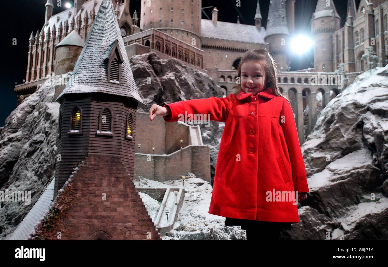Robyn, fille d'école locale, 7 ans, (nom de famille non donné) ajoute une  partie des dernières asperges de neige au modèle de l'école de Poudlard à Warner  Bros. Studio Tour Londres -