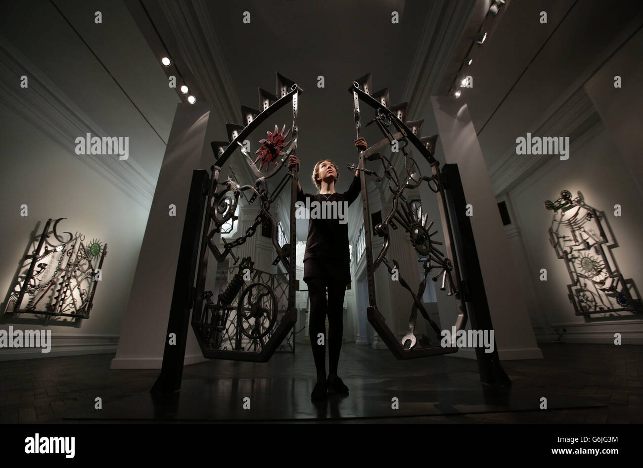 Un membre du personnel de la galerie à côté d'une porte de fer appelée 'Untitled VI' lors d'un aperçu de la presse de Bob Dylan: Mood Swings - une exposition de ses œuvres et peintures de fer - à la galerie Halcyon dans le centre de Londres. Banque D'Images