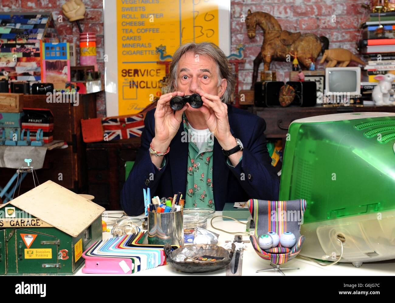 Paul Smith, concepteur de mode, pose pour des photographies dans une réplique de l'un de ses espaces de travail originaux lors de l'ouverture de sa nouvelle exposition « Bonjour, mon nom est Paul Smith » au Design Museum, Londres. L'exposition présente des centaines d'objets de l'archive personnelle des designers, y compris des photographies, des objets et de nombreux vêtements de ses dessins tout au long de sa carrière. Banque D'Images