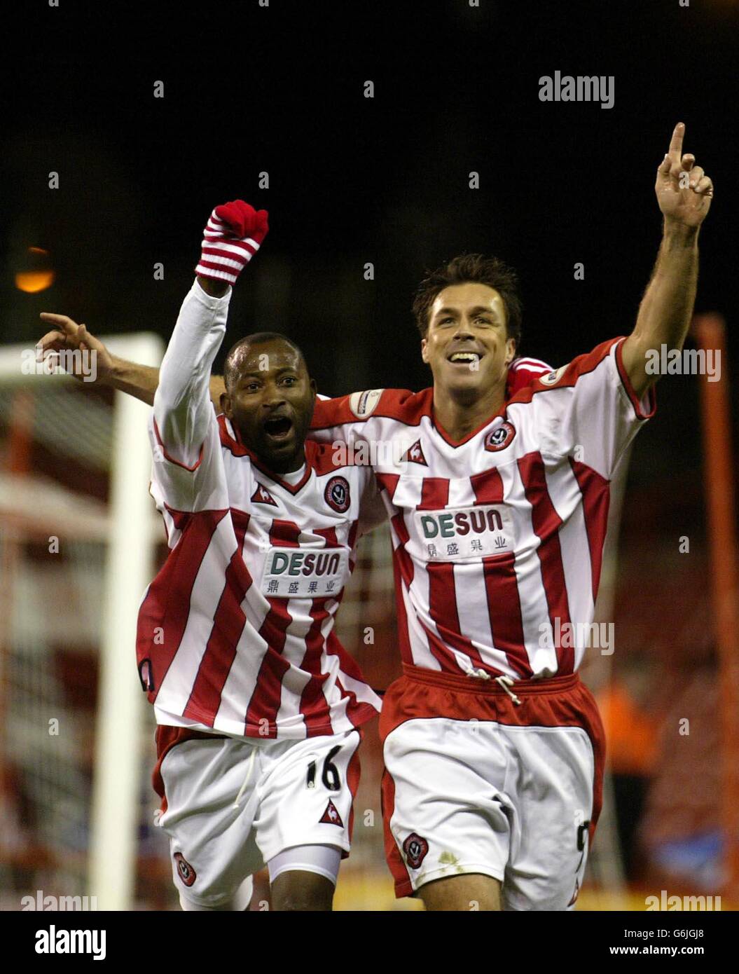 SHEFFIELD UNITED V READING ASHLEY WARD ANSD PETER NDLOUV, CELEBRATE WARD BUT CETTE IMAGE NE PEUT ÊTRE UTILISÉE QUE DANS LE CONTEXTE D'UNE FONCTION EDITIORIAL. PAS D'UTILISATION DU SITE WEB DU CLUB OFFICIEUX. Banque D'Images