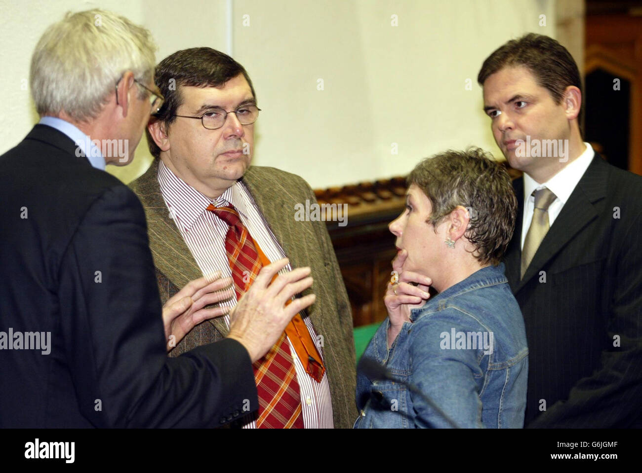 Sunday Times Northern Ireland Editor Liam Clarke (deuxième à gauche), avec sa femme Kathryn Johnston, et leur équipe juridique, à l'intérieur de l'enquête sanglante du dimanche dans le Guildhall de Londonderry.Les deux journalistes seront interrogés sur les affirmations de leur livre, Martin McGuinness: From Guns to Government that the Sinn Fein leader deified ordres on Bloody Sunday by distribuant des bombes à ongles aux membres de l'aile jeunesse de l'IRA. Banque D'Images