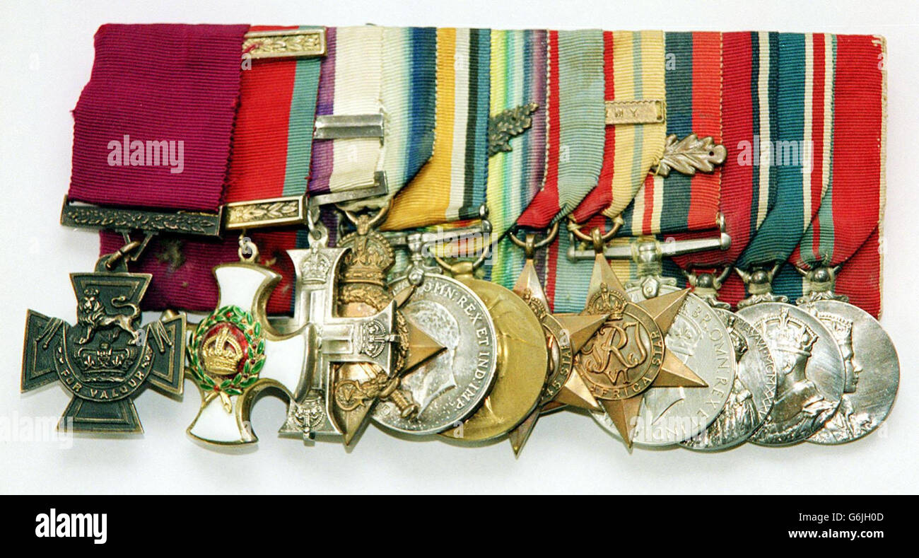 La Croix de Victoria (à gauche) et le Barreau des douze, remis au général D.M.W. Bec du South Lancashire Regiment, entre 1914 et 1953 - faisant partie d'une collection de souvenirs de guerre exposés à Spink de Londres, qui sera mise aux enchères le mercredi 5 novembre. Les médailles du major général Beak devraient atteindre entre 150,000 et 180,000. Banque D'Images