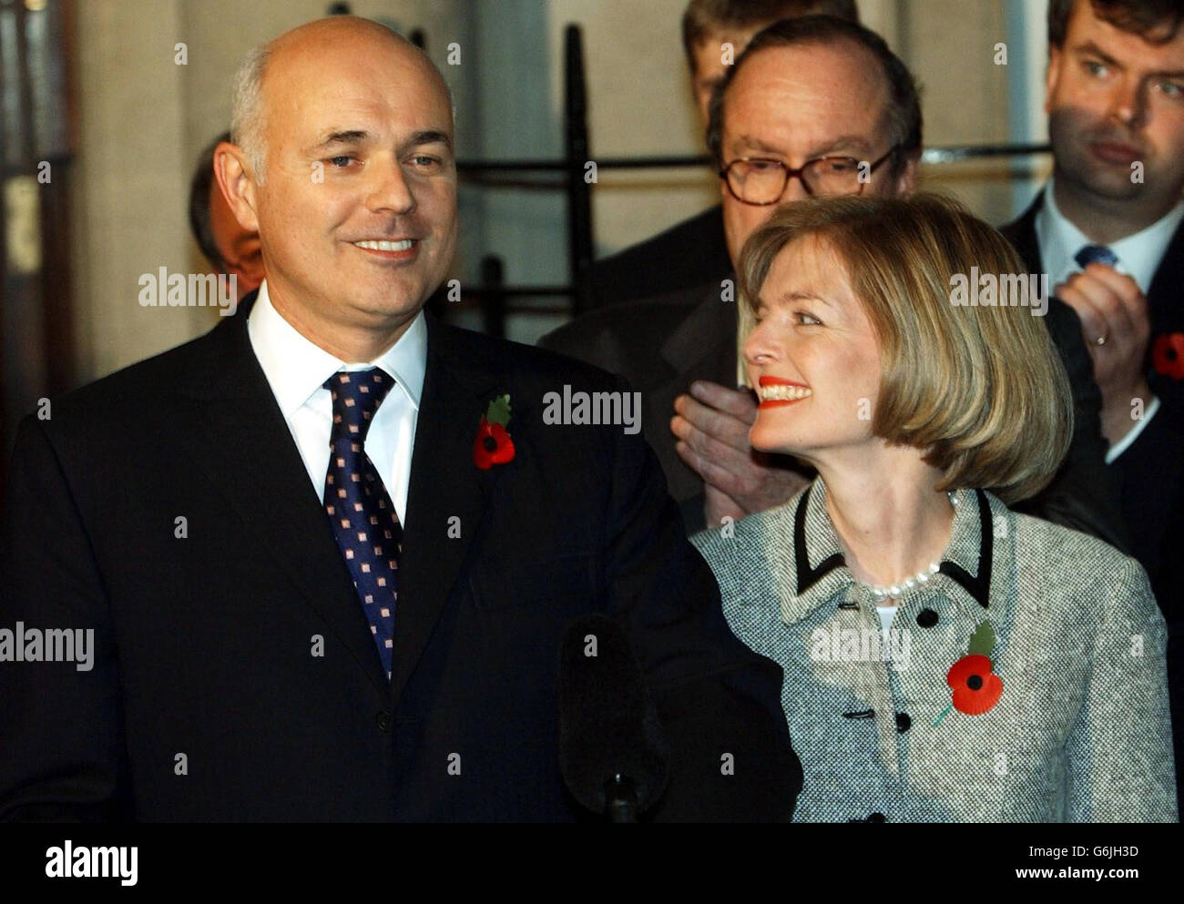 Le chef du parti conservateur Iain Duncan Smith, à l'extérieur du bureau central du Parti conservateur à Londres, après avoir perdu un vote de confiance des députés conservateurs par 75 voix contre 90. Banque D'Images