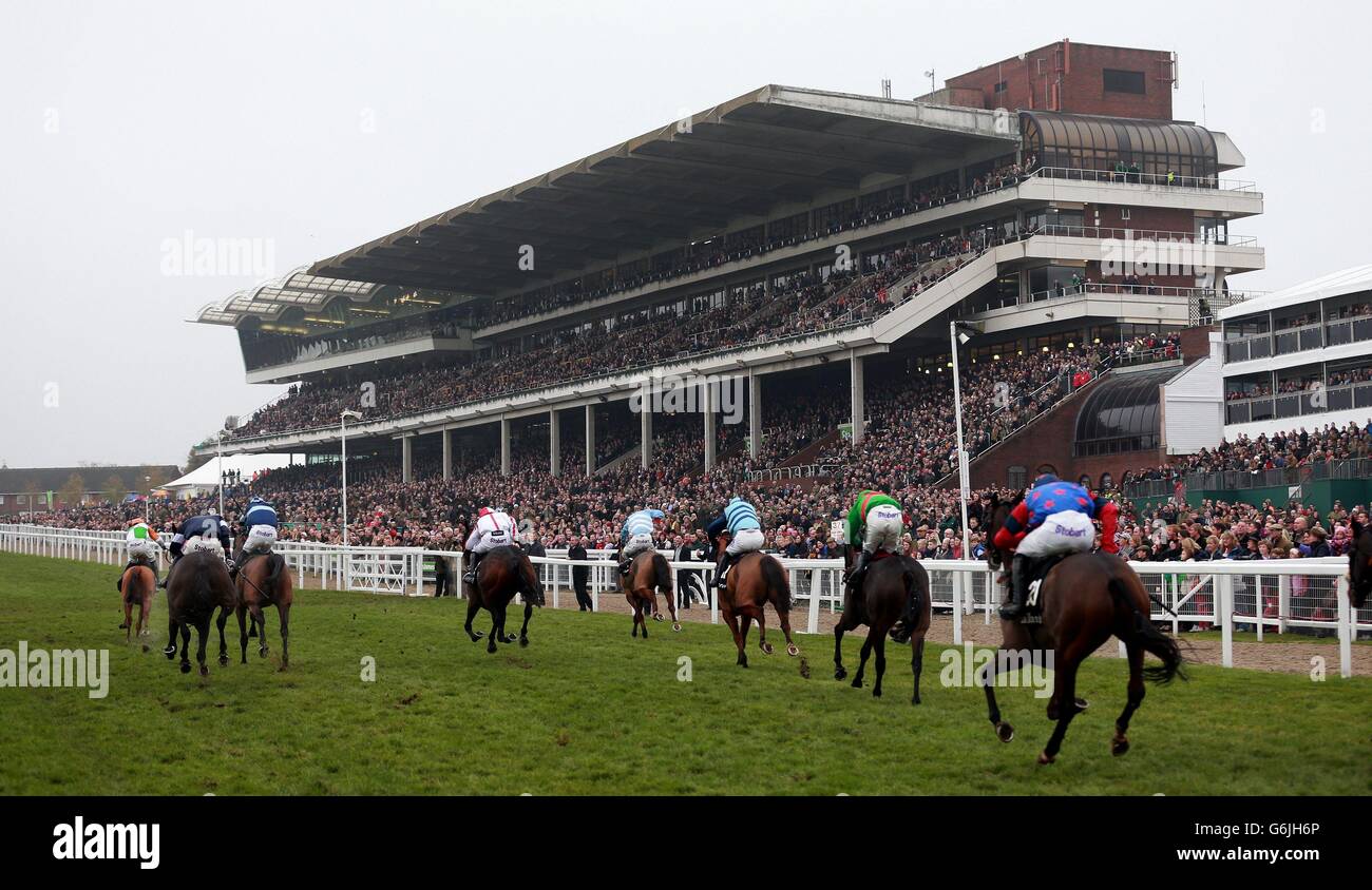 Les coureurs commencent la course pendant les pawnbrokers Mallard et les bijoutiers de la famille Jockeys conditionnels et aigues ; Hanicap haies pendant le troisième jour du Open Festival à Cheltenham Racecourse. Banque D'Images